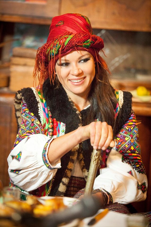 Руслана показала семейные фото с мужем и мамой